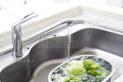 厨房水槽上的莴苣