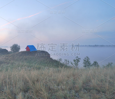 俄罗斯西伯利亚鄂木斯克地区额尔齐斯河上的清晨