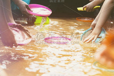 孩子们和父母们在生日聚会上玩耍