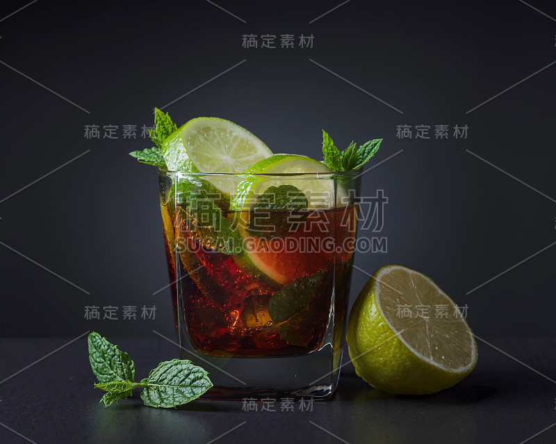 可乐加朗姆酒、酸橙和薄荷。