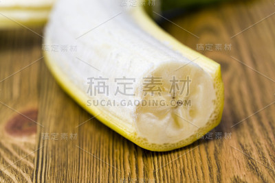熟黄香蕉去皮