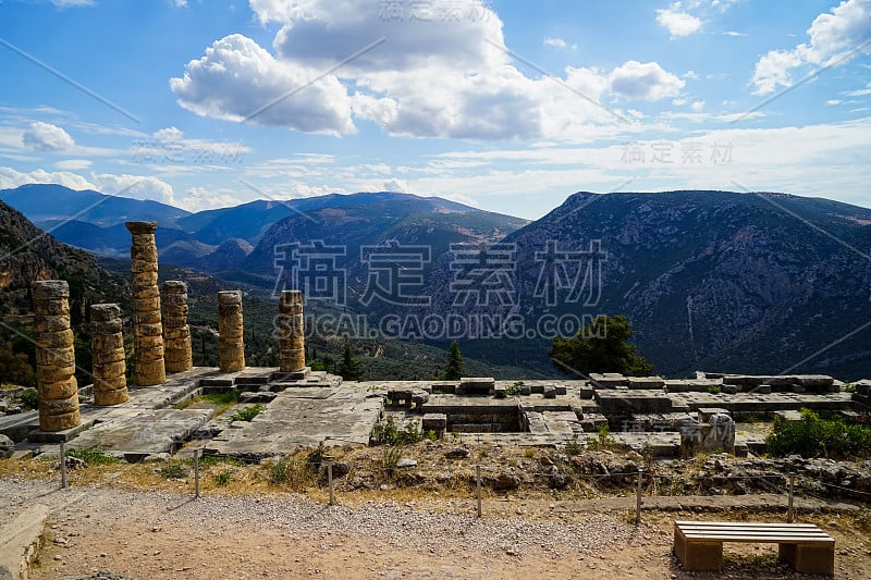 阿波罗神殿的古老废墟世界遗产全景，绿色的橄榄林山谷，帕那萨斯山，蓝天和白云的背景