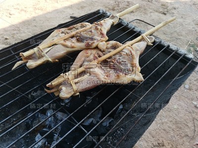 在炉子上烤鸡。