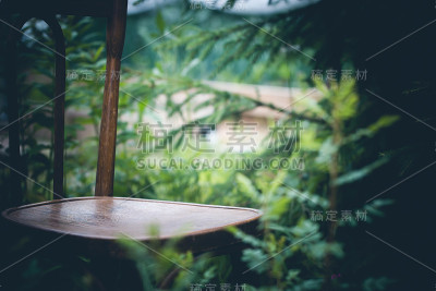花园里的古董椅子