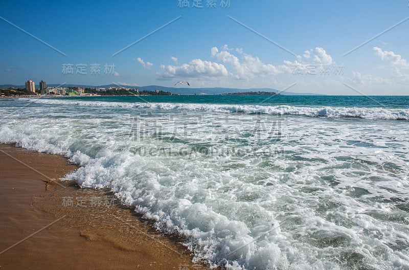 欧洲保加利亚，蓝天背景下的海滨旅游小镇，美丽的河堤海滩景观