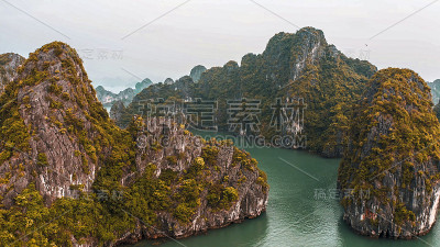 鸟瞰图浮动渔村和岩石岛，下龙湾，越南