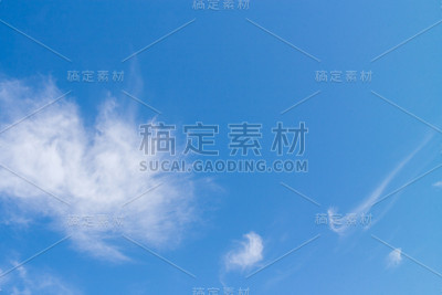 湛蓝的天空上，朵朵毛茸茸的圆云。