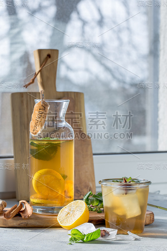 康普茶或苹果酒发酵饮料在瓶中。灌木丛生的益生菌饮料