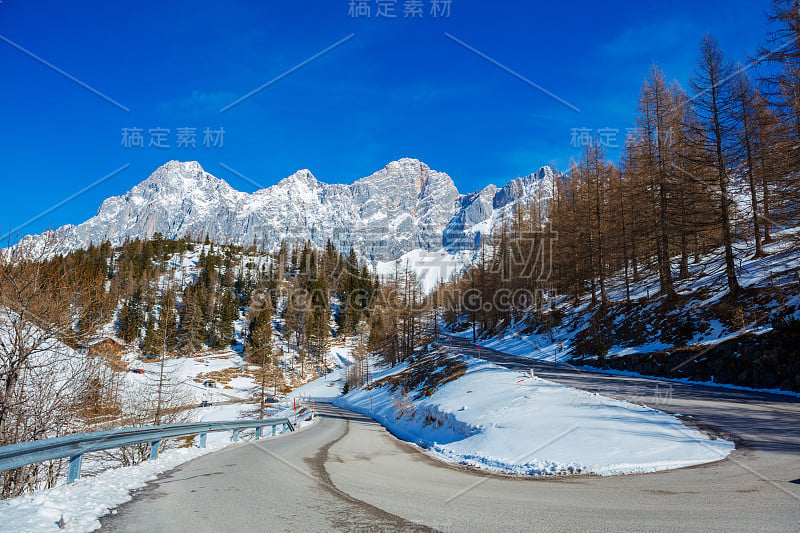 奥地利阿尔卑斯山的冬天。路山