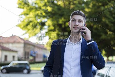 打电话的帅哥