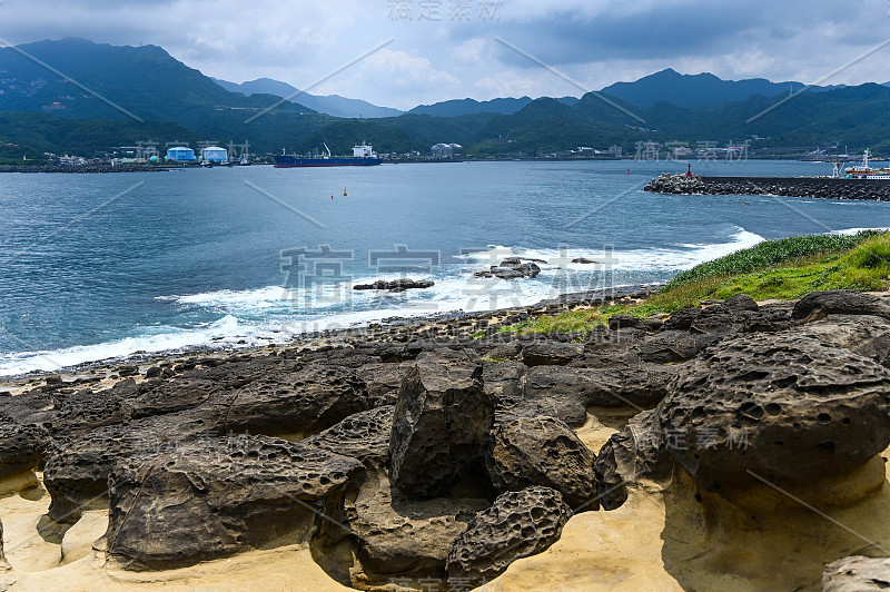 2019年9月14日，在台湾新台北，许多游客来到神鳌海边的蘑菇岩游玩。