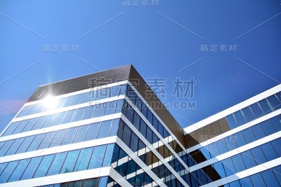 商务中心的新办公楼。钢和玻璃制成的墙壁和蓝天。
