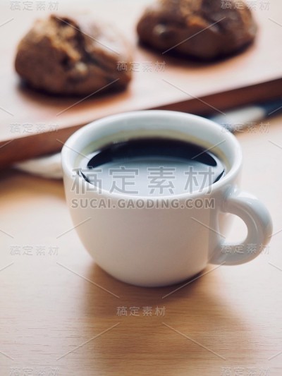 木板背景与咖啡和面包