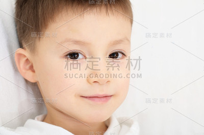 白人男孩肖像五岁