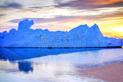 格陵兰岛北冰洋上的冰山和日落