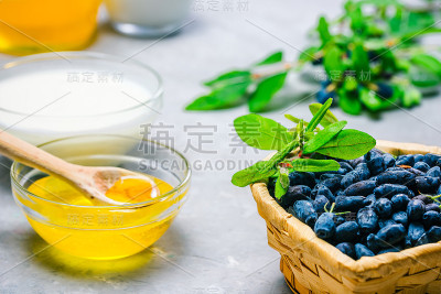金银花，蜂蜜和牛奶
