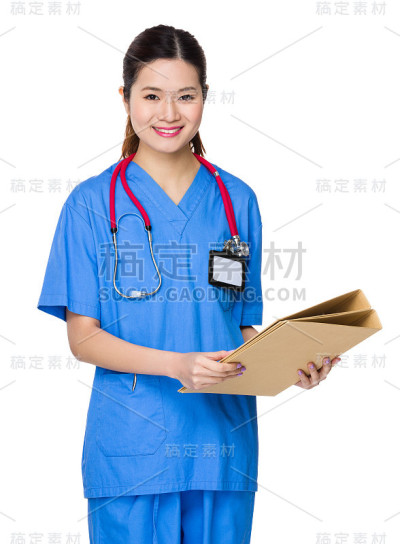 拿着文件夹的女医生