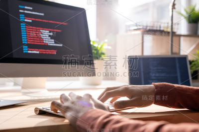 当代程序员的手在键盘上工作期间对新软件