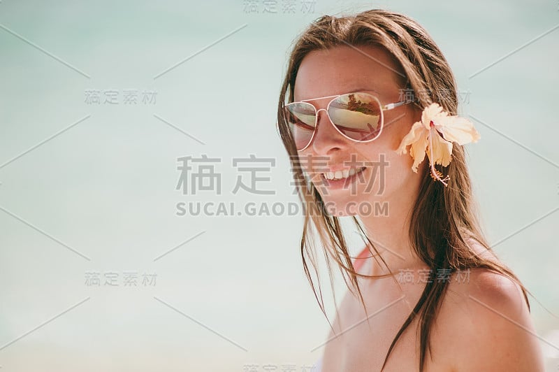 岛上海滩上的美女