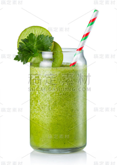 健康的绿色冰沙在玻璃隔离
