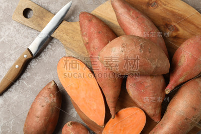 红薯，板和刀在灰色背景，俯视图