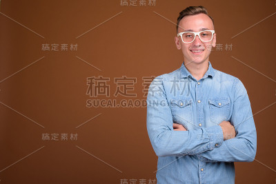 工作室拍摄的年轻英俊的十几岁男孩的彩色背景