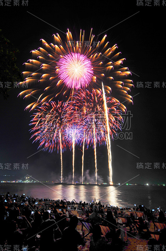 五彩缤纷的烟花夜景