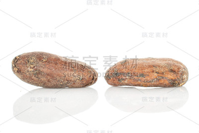 分离于白色上的棕色可可豆