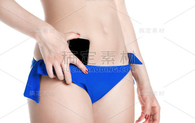 女孩持有手机在内裤