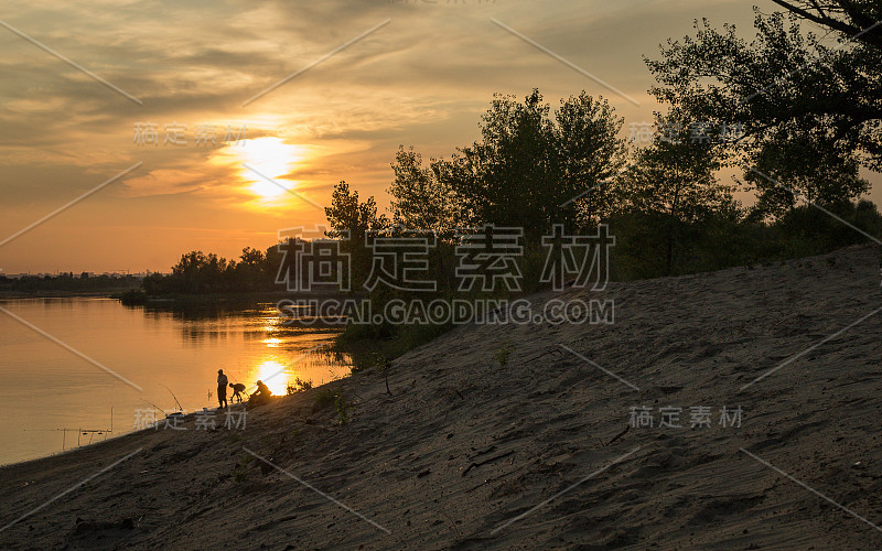 夏天渔民的剪影