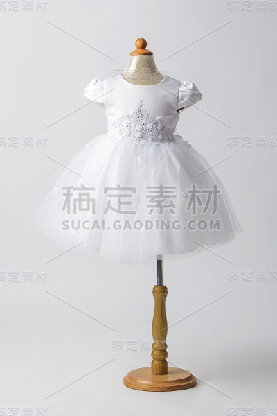 模特身上穿的白色婴儿裙