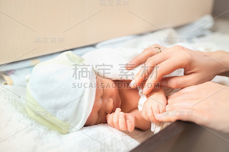 可爱的新生婴儿睡在梳妆台的架子上