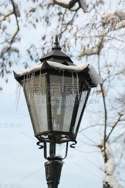冰雪覆盖的街道灯