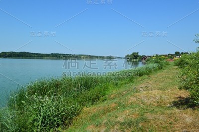 这是乡村夏季河流的全景