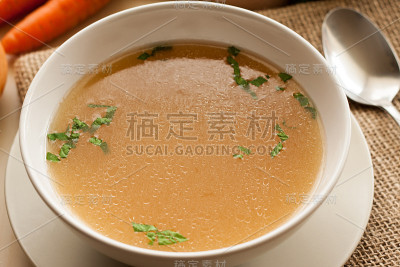 用鸡汤碗盛的鸡骨汤