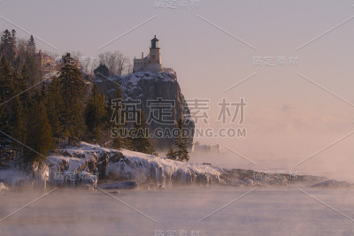 寒冷的早晨灯塔