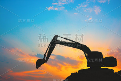 夕阳下，挖掘机在辛勤劳作。