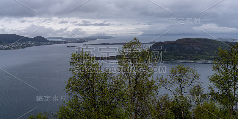 Ålesund，挪威西海岸的一个商业港口城市，在挪威海的几个峡湾的入口处