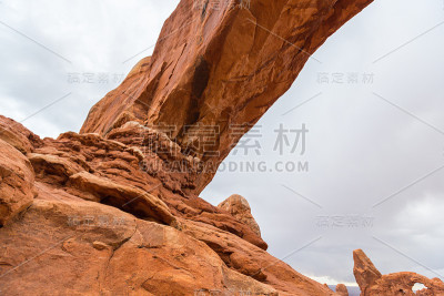 在犹他州的沙漠，拱门国家公园，戏剧性的暴风雨云和降雨，在秋天
