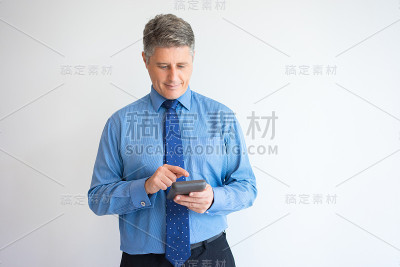 自信的商人指望计算器