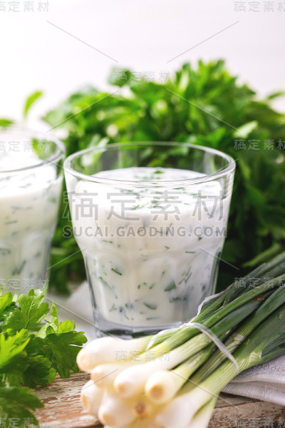 艾兰配新鲜香草。传统的土耳其酸奶饮料。