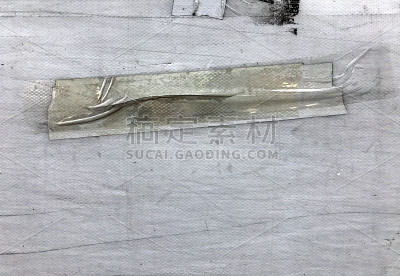 墙上有胶带的痕迹