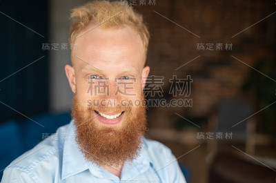微笑的潮人的肖像在室内穿着时髦的休闲衬衫
