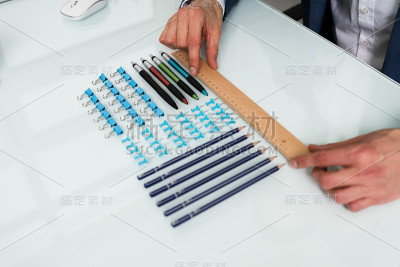 按比例排列剪辑的人