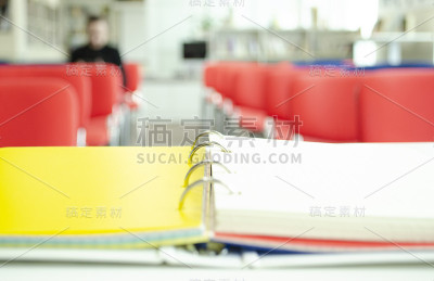 前一个会议。空的会议空间。准备一份报告。