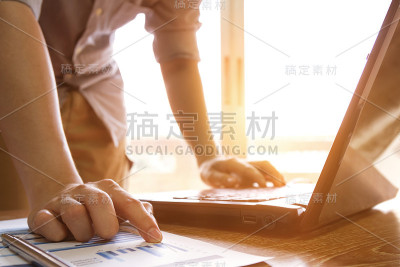 分析图表文件的商人
