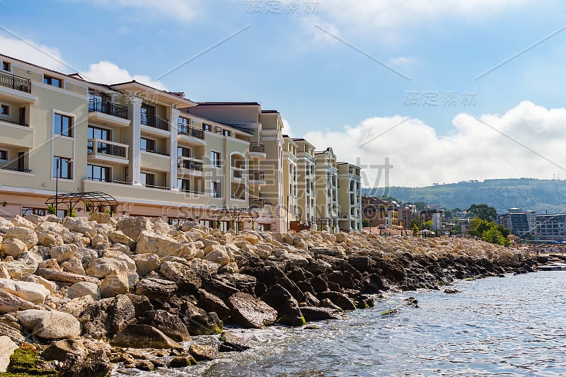 在黑海海岸保加利亚城市巴尔奇克的海边用石头建造的公寓楼