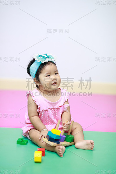 儿童玩木块