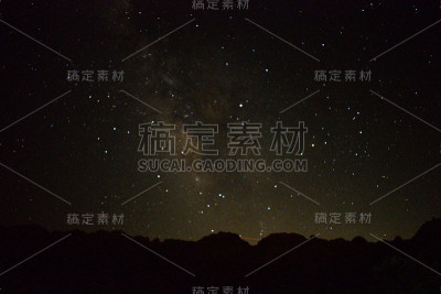 沙漠中的宁静之夜