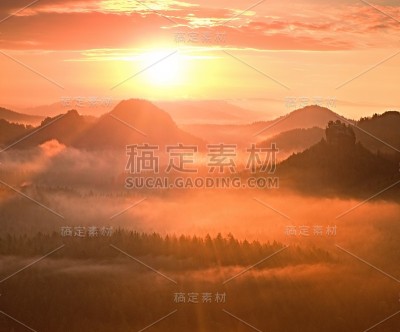 神奇的红色觉醒。秋天美丽的山谷。山峰的山